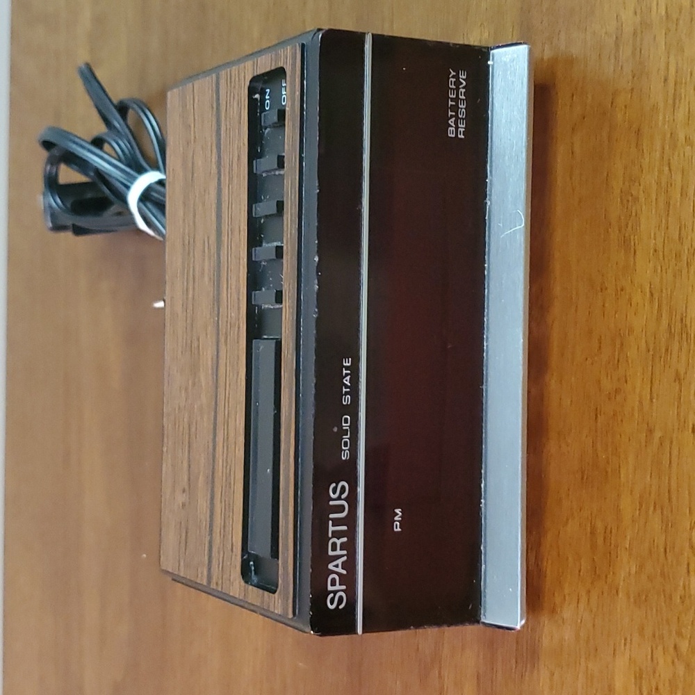 Vintage Spartus 1102-61 solid state alarm clock